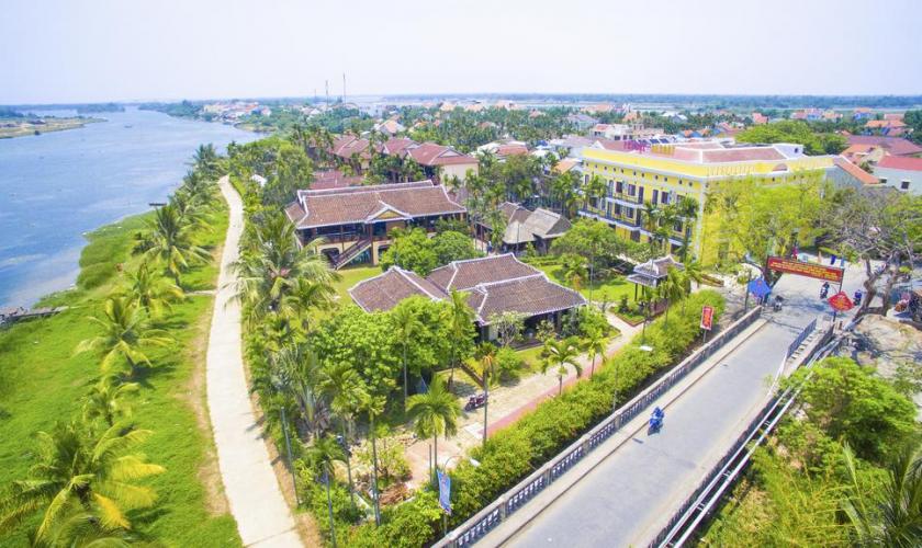 Phố Hội Riverside Resort